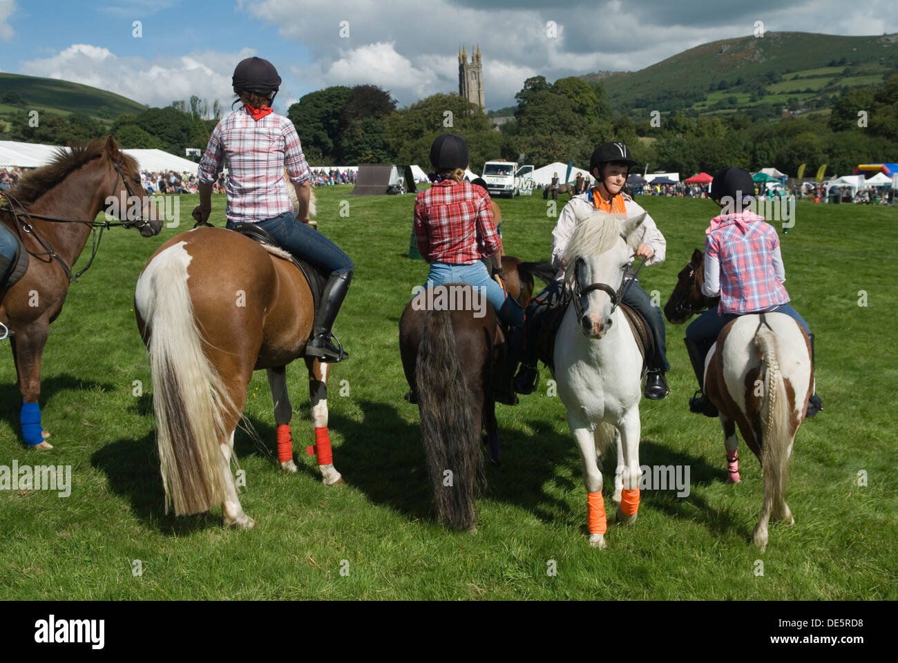 Pony Club piloti a Widecombe nel Moor annuale villaggio show e fiera Dartmoor Devon UK. 2013 HOMER SYKES 2010s Foto Stock