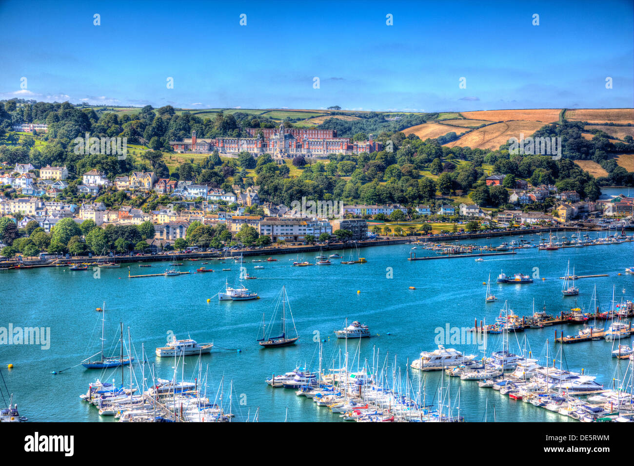 Dartmouth barche e porto e il Collegio Navale Devon England con cielo blu in HDR Foto Stock