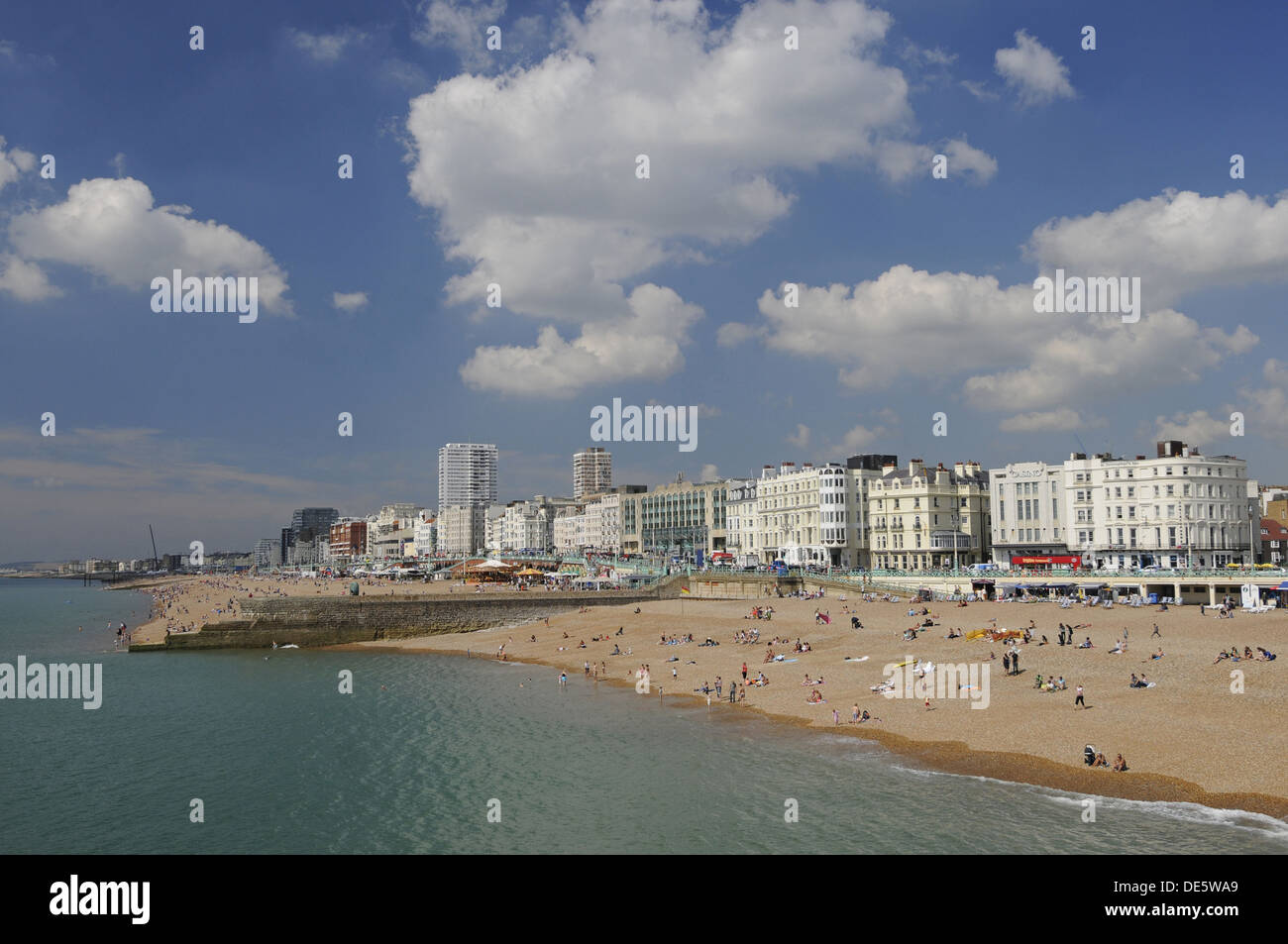 Visualizzare torna alla spiaggia dal Molo di Brighton Brighton East Sussex England Foto Stock