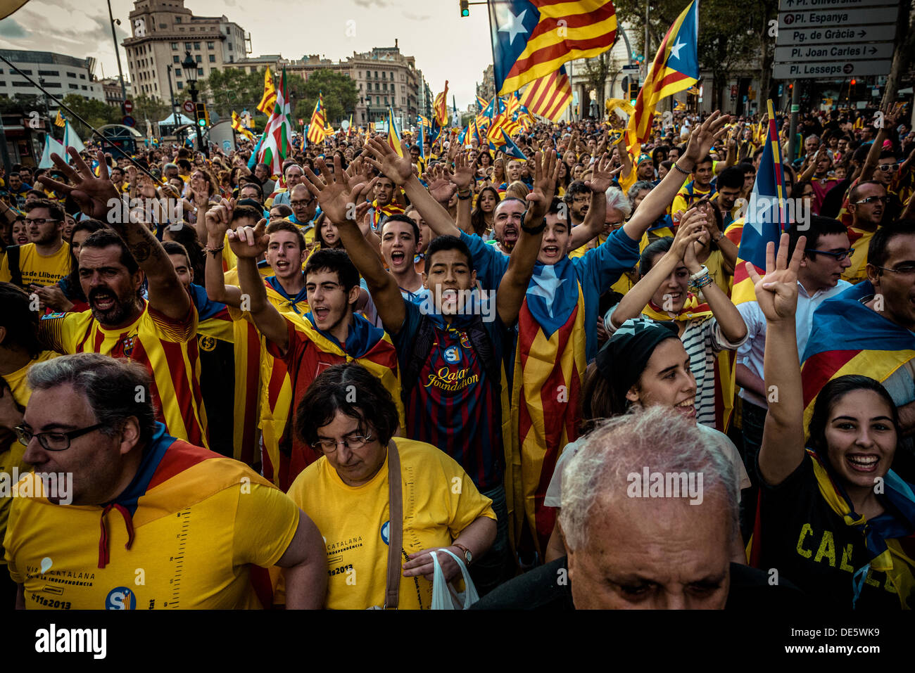 Barcellona, Spagna. Settembre 11th, 2013: migliaia di persone si riuniscono per le strade di Barcellona per chiedere l'indipendenza della Catalogna sulla sua giornata nazionale © matthi/Alamy Live News Foto Stock