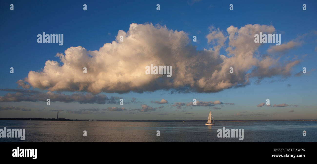 Isola di calore in salita lungo sviluppo cumulus nubi Il Solent Fawley Power Station raffineria di petrolio Yacht sopra il livello del mare Foto Stock