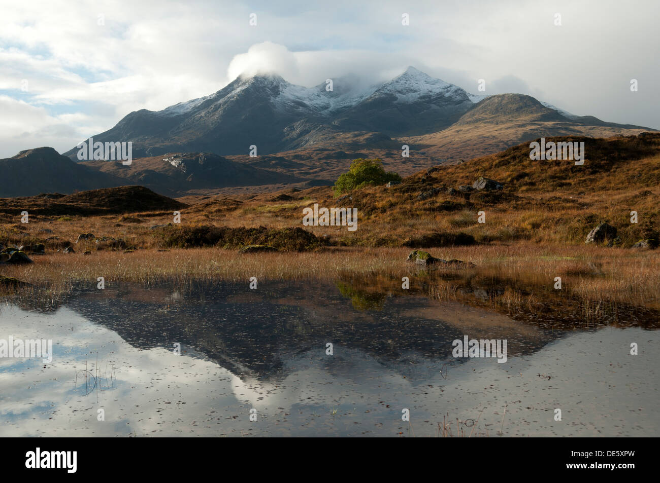 Neve fresca sui Cuillin Hills, da Sligachan, Isola di Skye, Scotland, Regno Unito Foto Stock