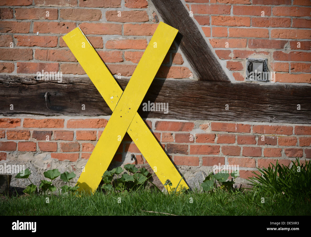 Gartow, Germania, X gialla su una parete, un simbolo di resistenza contro un deposito di scorie nucleari sito di storage Foto Stock