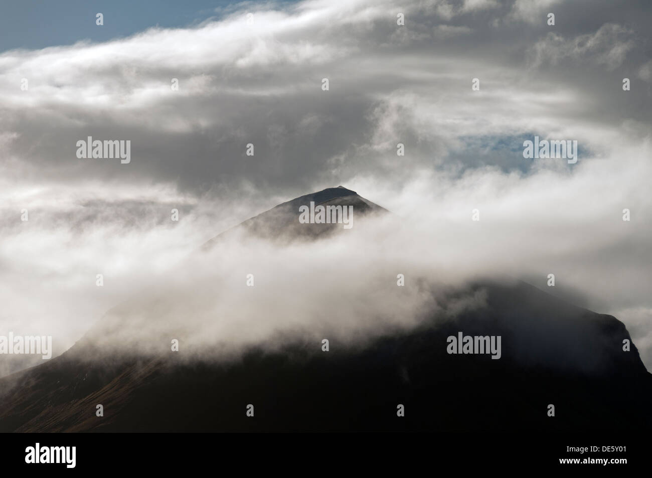 La nebbia la cancellazione da Marsco nella Red Cuillins da Sligachan, Isola di Skye, Scotland, Regno Unito Foto Stock