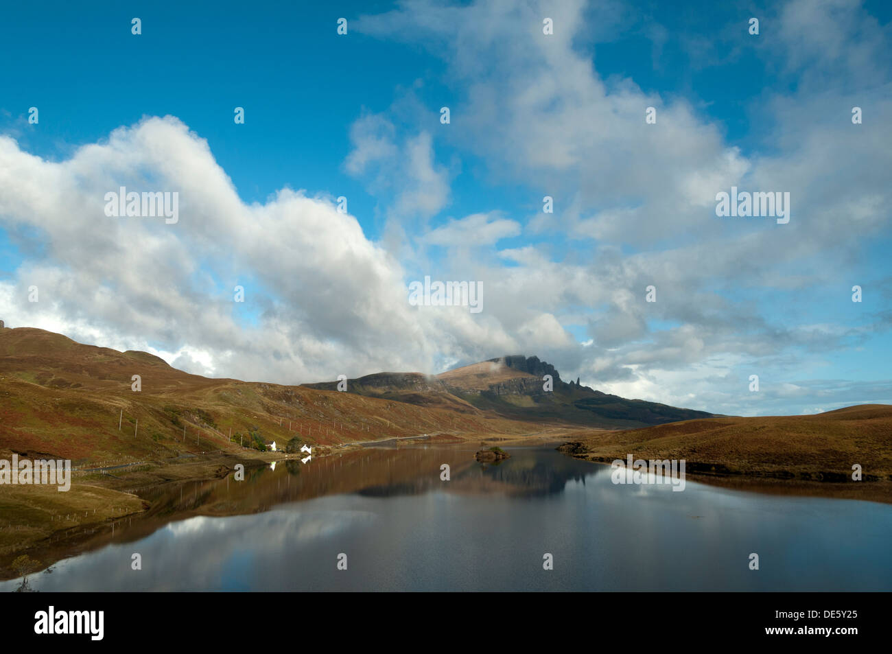 Il Storr sopra Loch Fada, Trotternish, Isola di Skye, Scotland, Regno Unito. Foto Stock