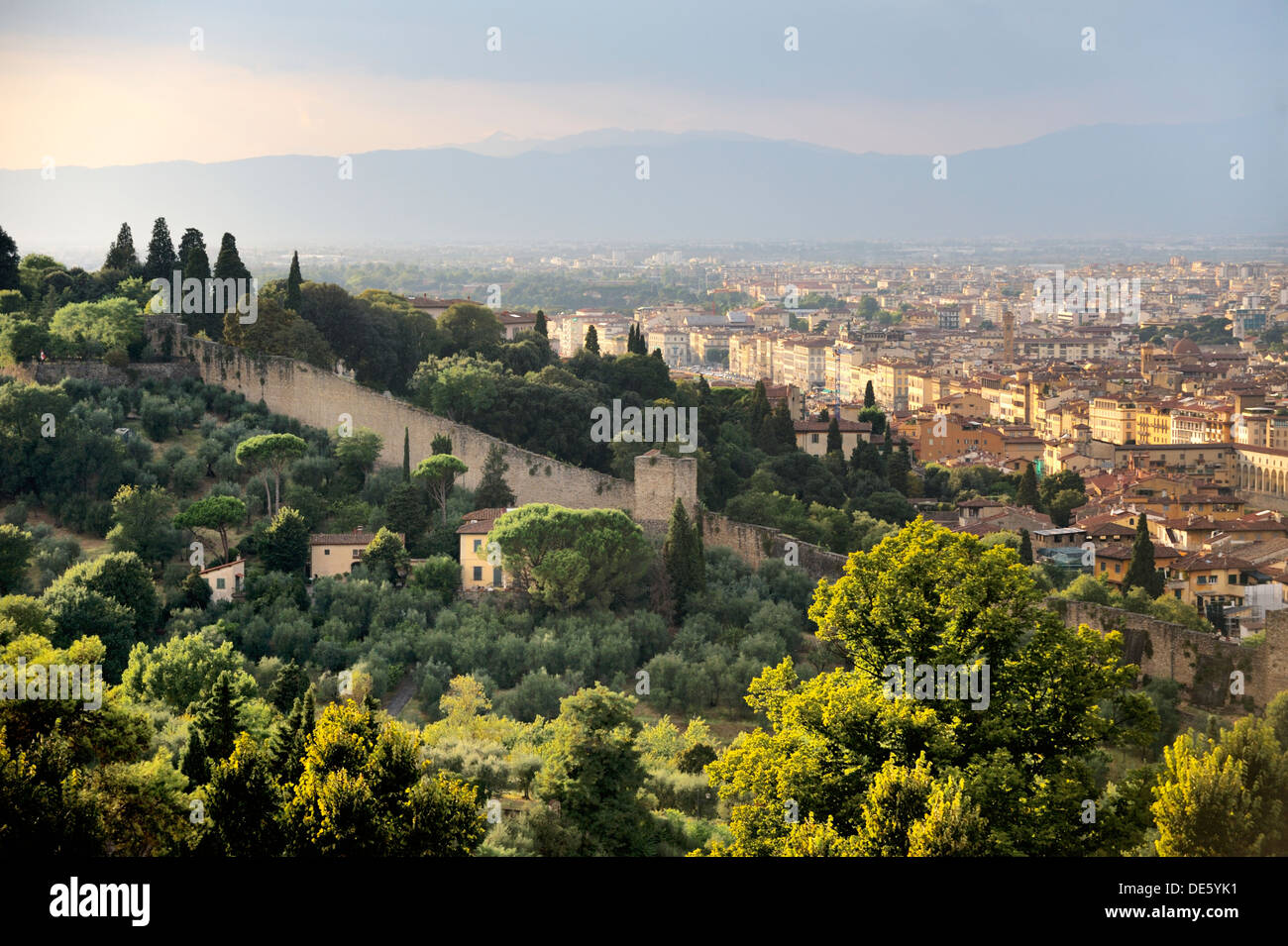 Firenze, Toscana, Italia. Visualizzazione classica dalla Basilica di San Miniato al Monte a nord-ovest attraverso il fiume Arno e la città Foto Stock