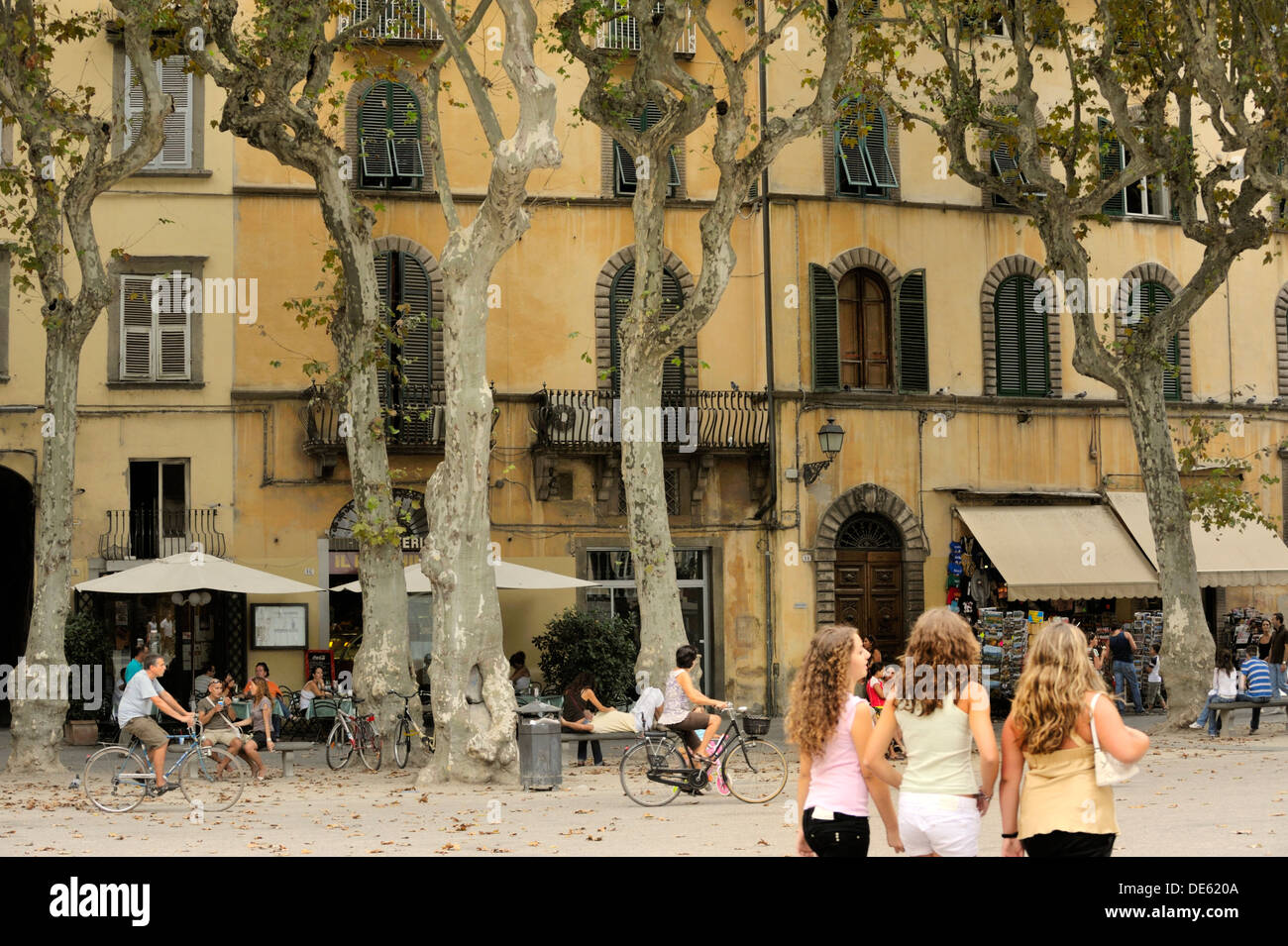 Lucca, Toscana, Italia. Cafe bar ristoranti appartamenti case negozi in Piazza Napoleone nel centro storico di Lucca Foto Stock