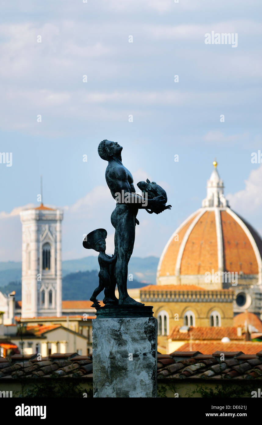 Statua in bronzo nel Giardino di Boboli di Palazzo Pitti Firenze, Italia. Il campanile e la cupola del Duomo dietro Foto Stock