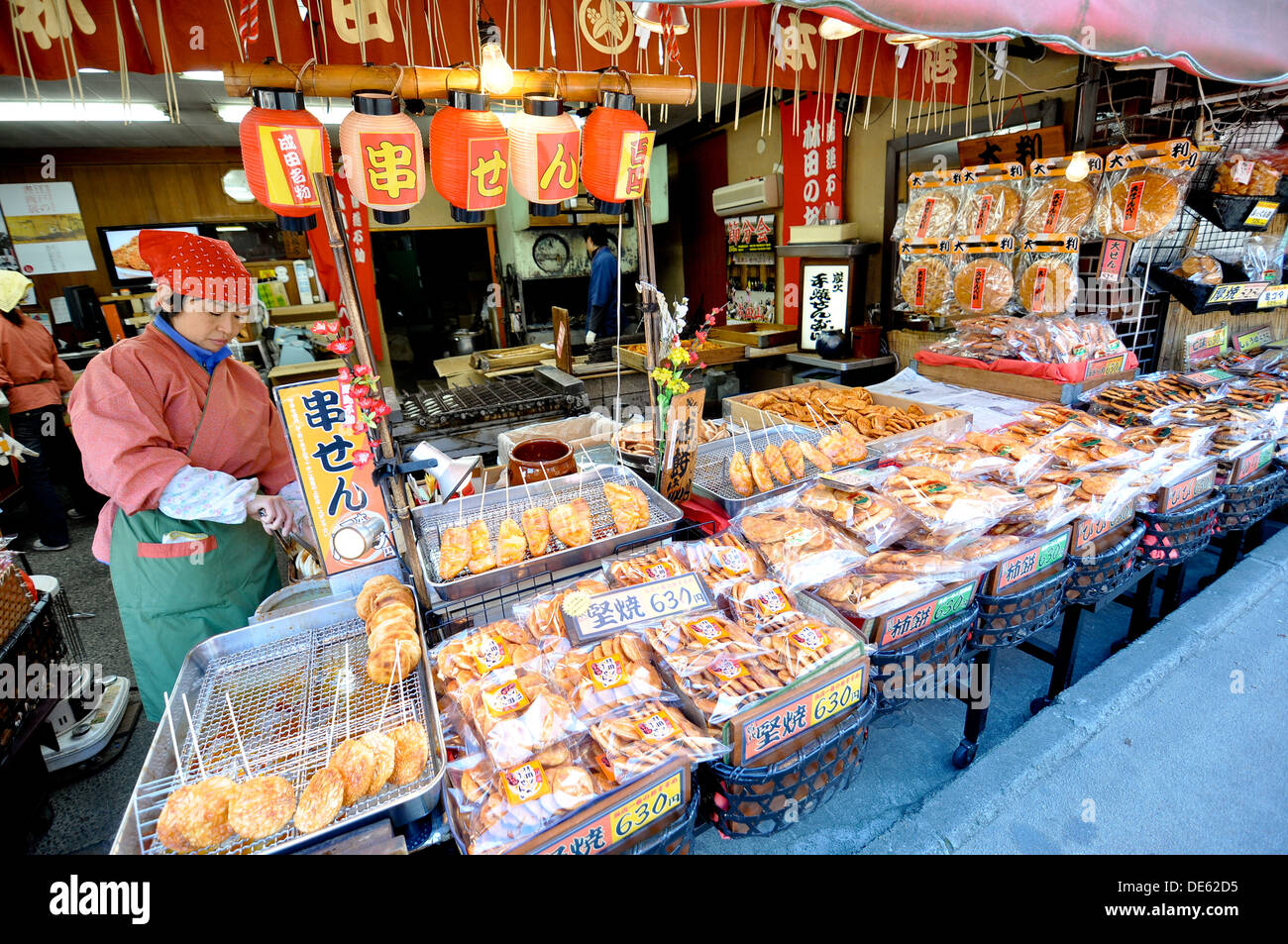 Un negozio a Narita, in Giappone, la vendita di cracker di riso (senbei). Foto Stock
