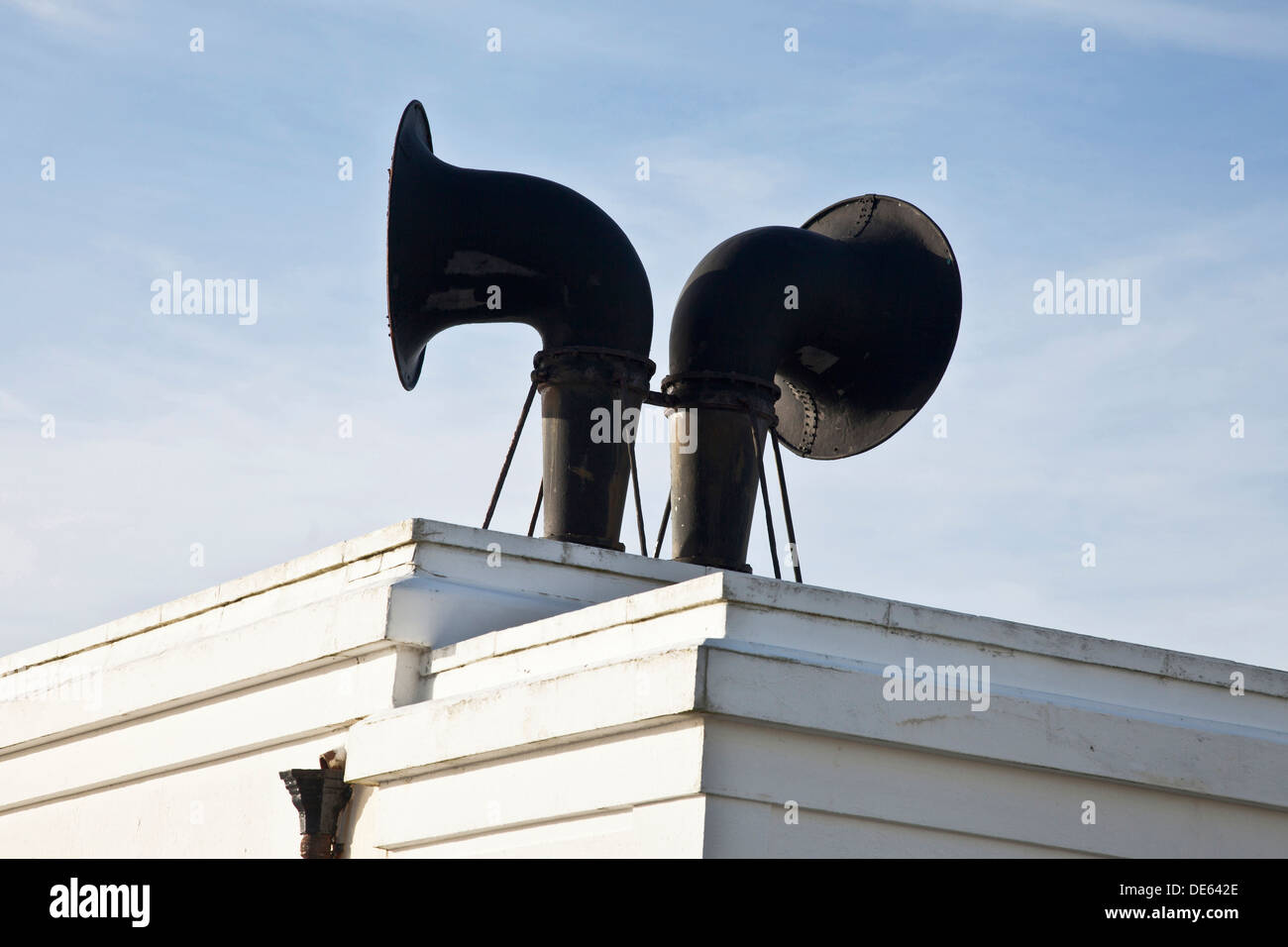 Foghorns sul tetto di Pendeen faro sul Cornish Coast Foto Stock