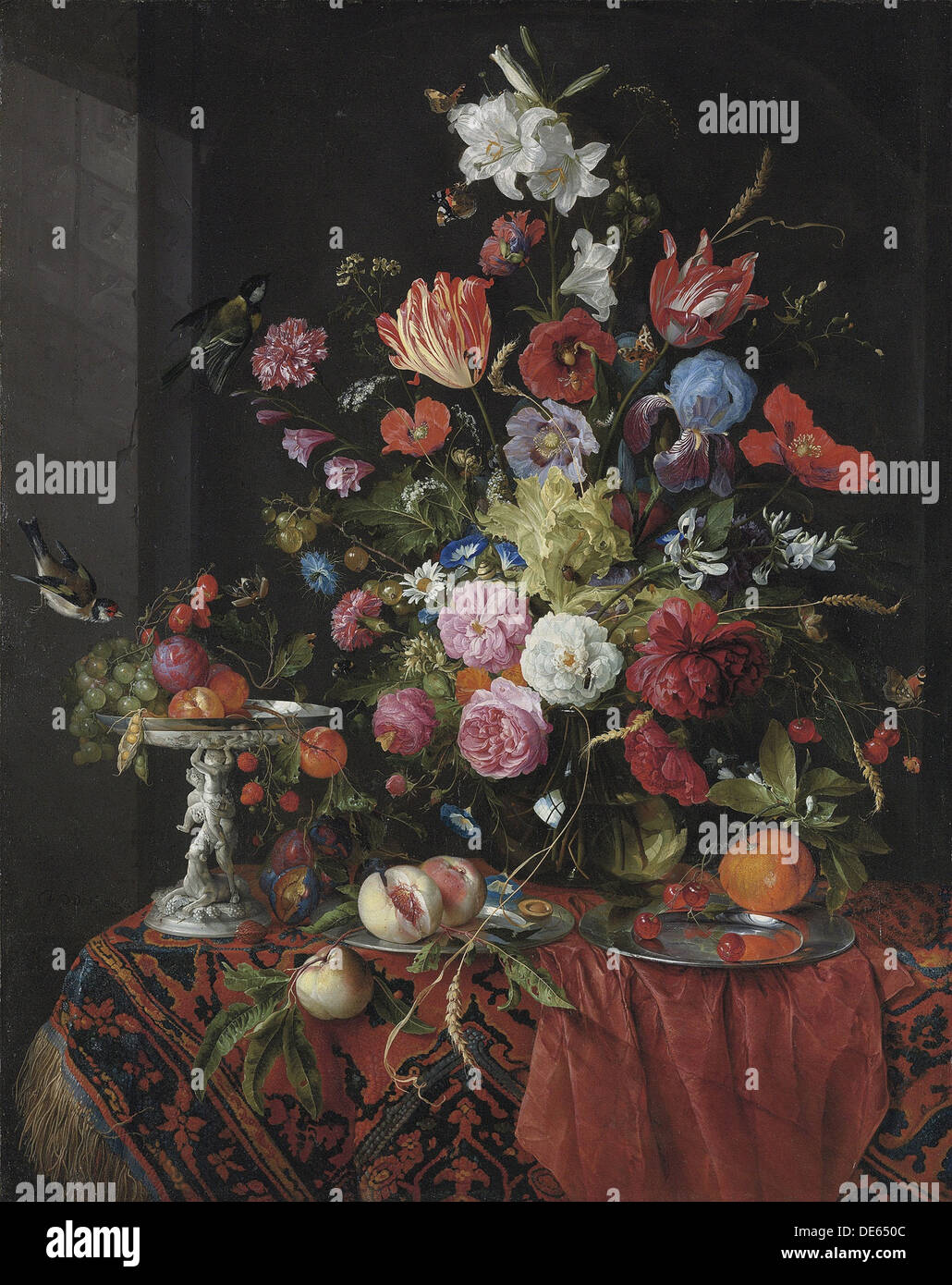 Fiori in un vaso di vetro su un tavolo drappeggiato, con una torrefazione Tazza d'argento, frutta, insetti e uccelli. Artista: Heem, Jan Davidsz. de (1606-1684) Foto Stock