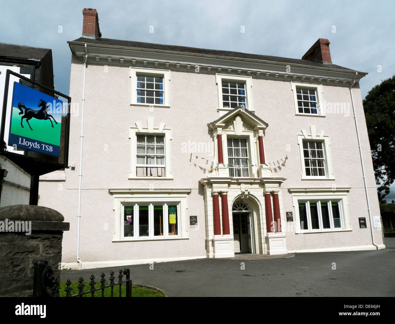 La facciata esterna di Lloyds TSB Bank Llandovery ramo ora chiusa in Carmarthenshire Dyfed West Wales UK KATHY DEWITT Foto Stock