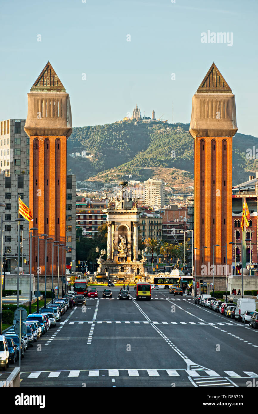 Vista della Torre veneziana sulla Piazza Espanya,, Tibidabo su sfondo. Barcellona. Spagna. Foto Stock
