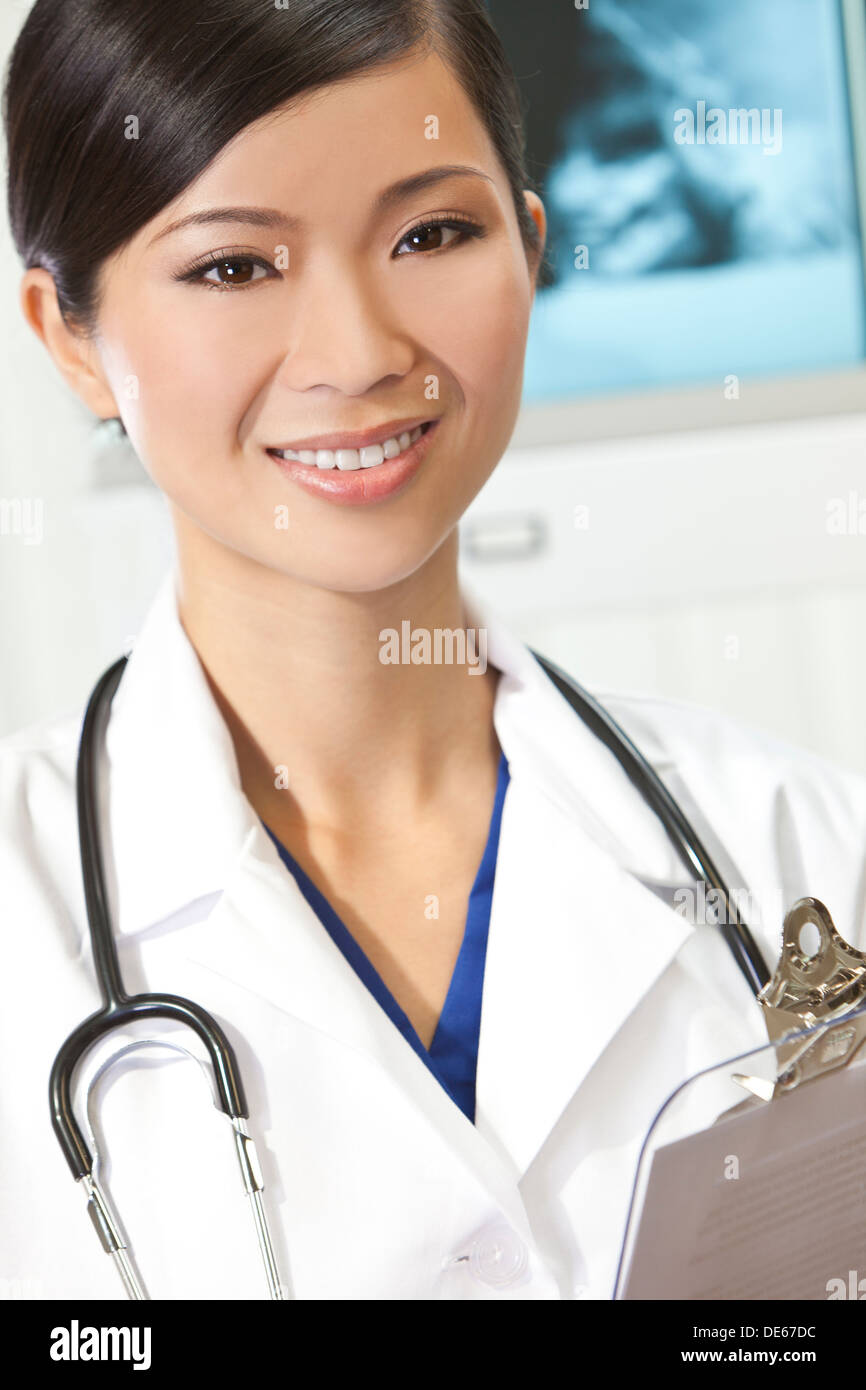 Un Cinese femmina asiatica medico con raggi x in un ospedale Foto Stock