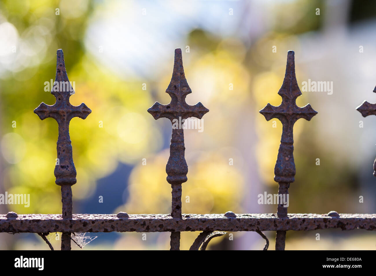 Tre croci sulla parte superiore del ferro battuto recinzione in Cedar Key, Florida Foto Stock