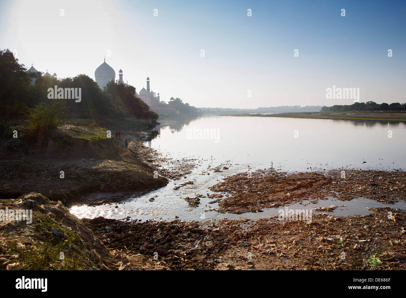 India, Uttar Pradesh, Agra, inquinamento nel fiume Yamuna al Taj Mahal Foto Stock