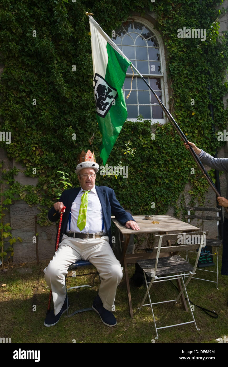Hay-on-Wye, Powys, Wales, Regno Unito. 12 settembre 2013. Re di fieno, Richard Booth celebra il suo settantacinquesimo compleanno al Globe, Hay-on-Wye, POWYS, GALLES, UK Credit: Jeff Morgan/Alamy Live News Foto Stock