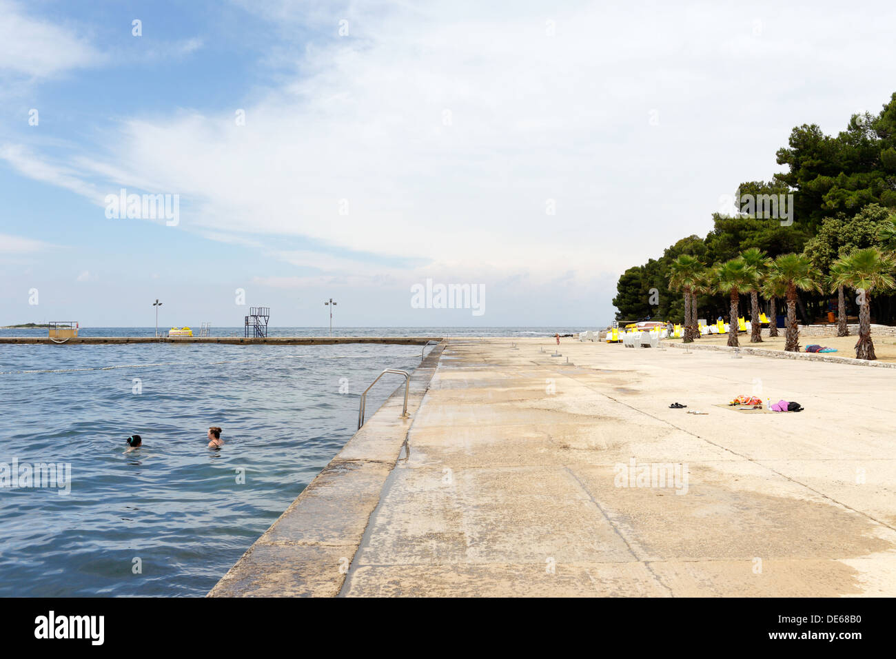 Zelena, Croazia, bagnanti nel mare Adriatico Foto Stock