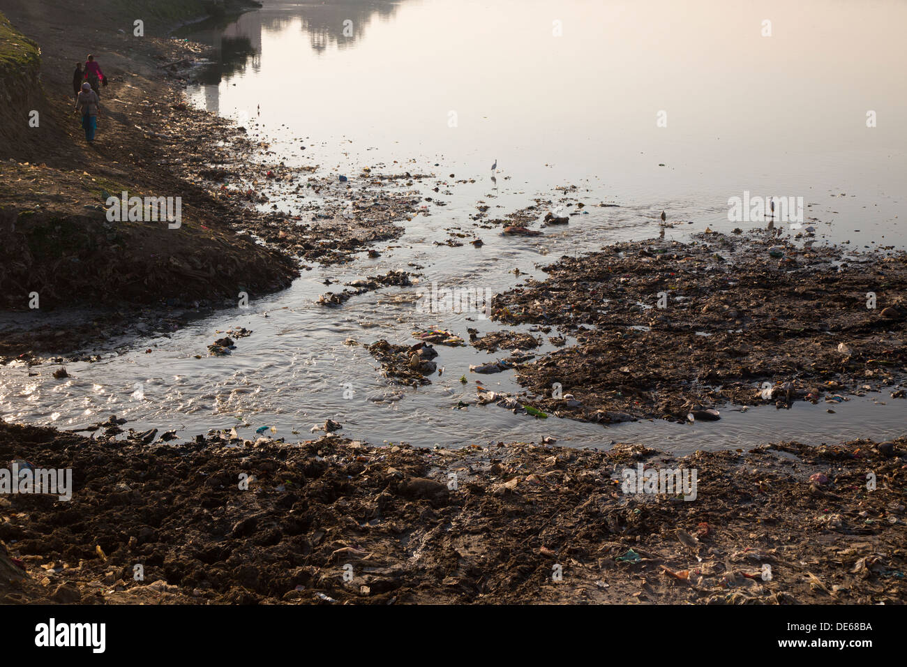 India, Uttar Pradesh, Agra, inquinamento nel fiume Yamuna al Taj Mahal Foto Stock