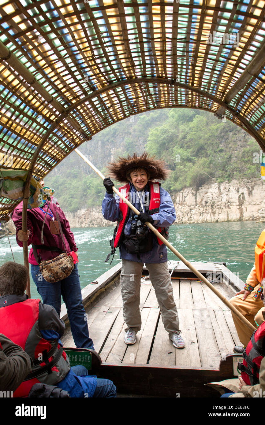 I turisti in crociera fluviale sul fiume Daning Cina Foto Stock