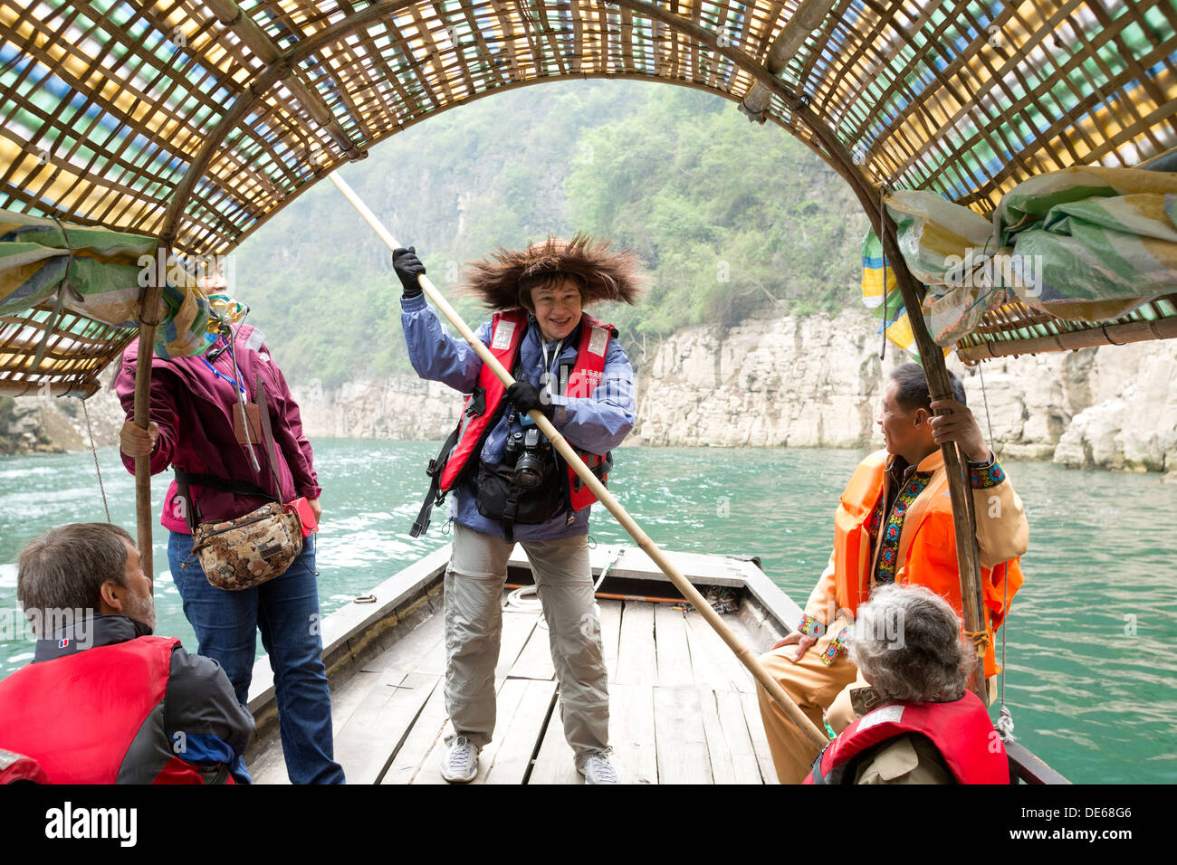 I turisti in crociera fluviale sul fiume Daning Cina Foto Stock