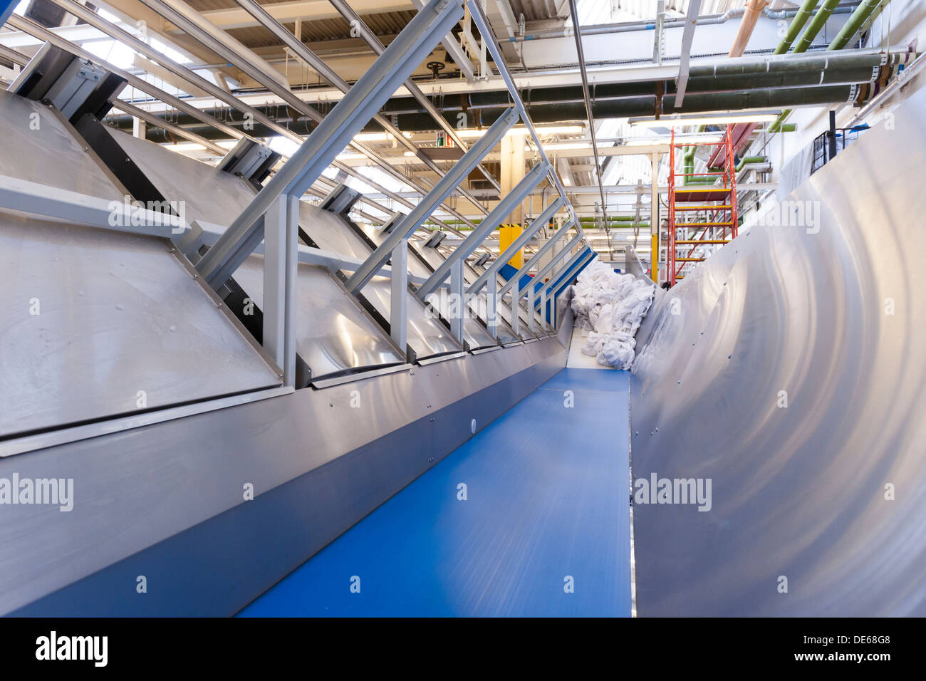Una delle tante macchine lavanderia montato come parte di una scala industriale di lavanderia entro uno di Sua Maestà il carcere. Foto Stock