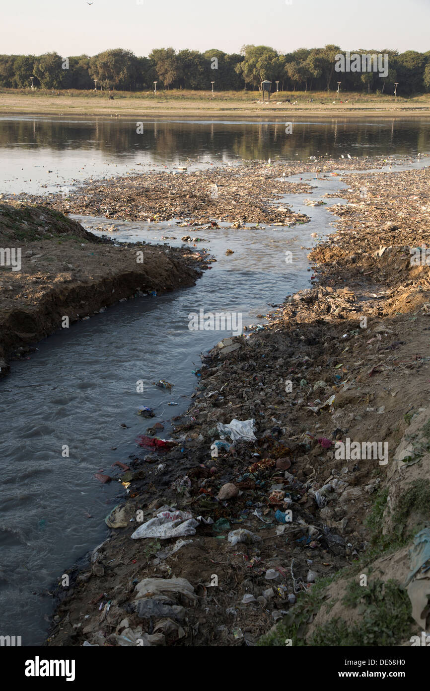India, Uttar Pradesh, Agra, inquinamento nella corrente che fluisce nel fiume Yamuna al Taj Mahal Foto Stock