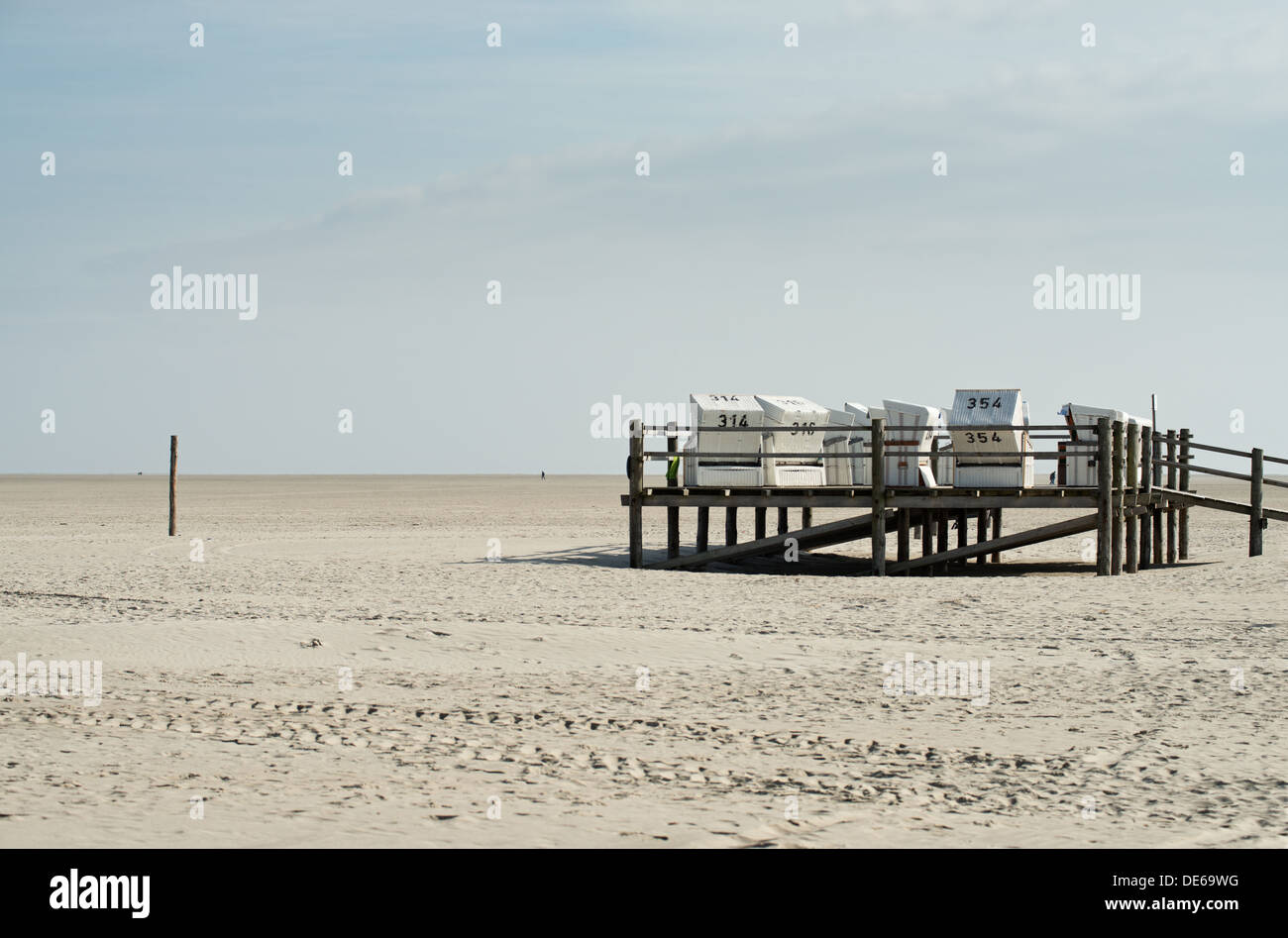 Sankt Peter-Ording, Germania, Strandkoerbe su un molo in legno sulla spiaggia di San Pietro- Ording Foto Stock