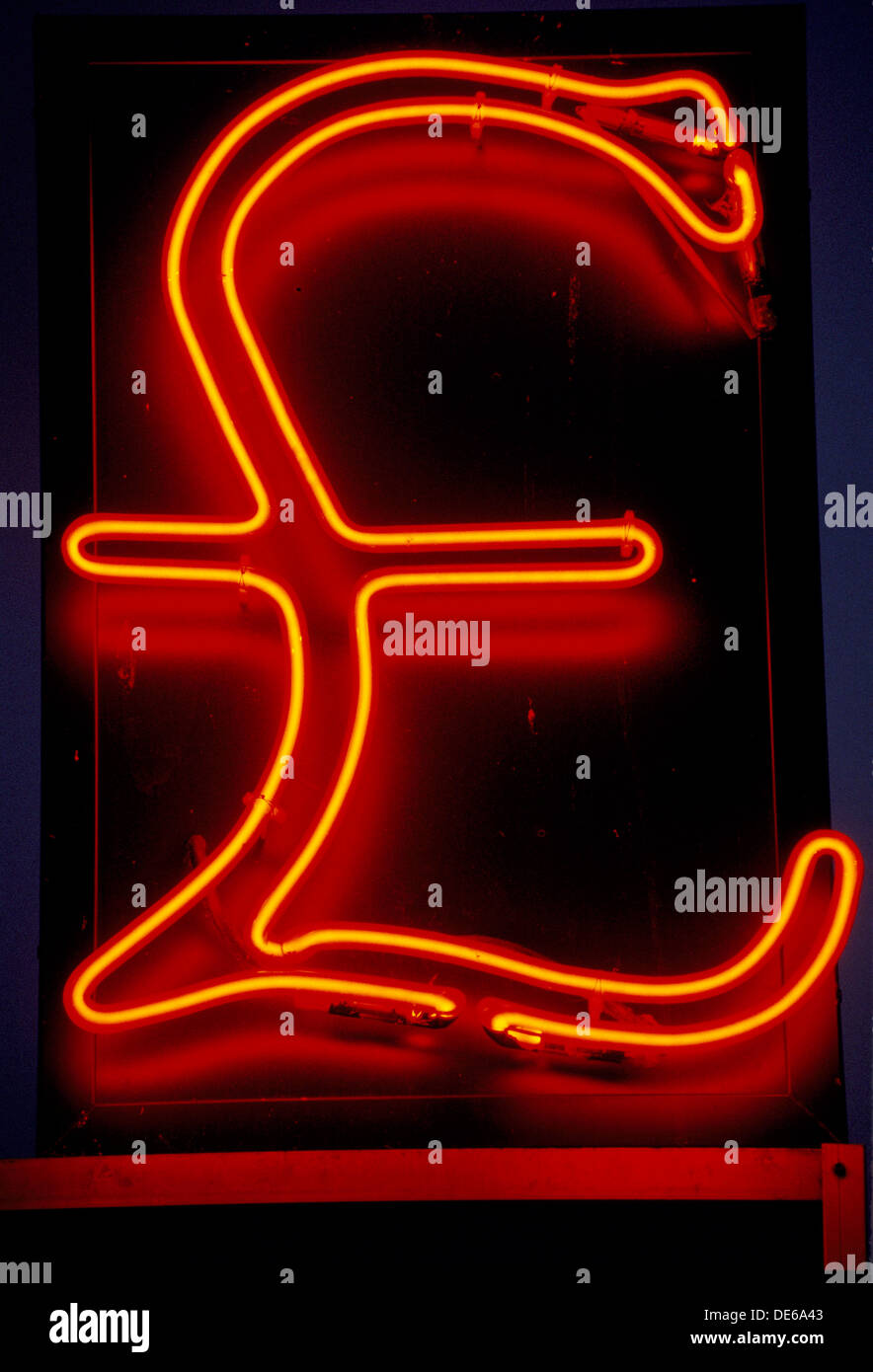 Sterling illuminati al neon cancelletto £ Valuta inglese HOMER SYKES Foto Stock