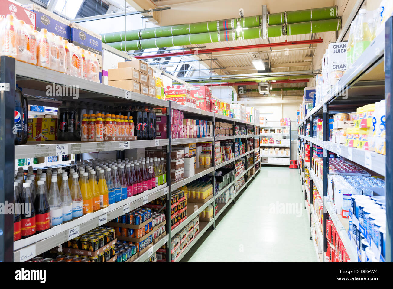 Una prigione 'supermarket' store sezione da cui i detenuti possono ordinare gli articoli per il consumo personale e l'uso. Foto Stock