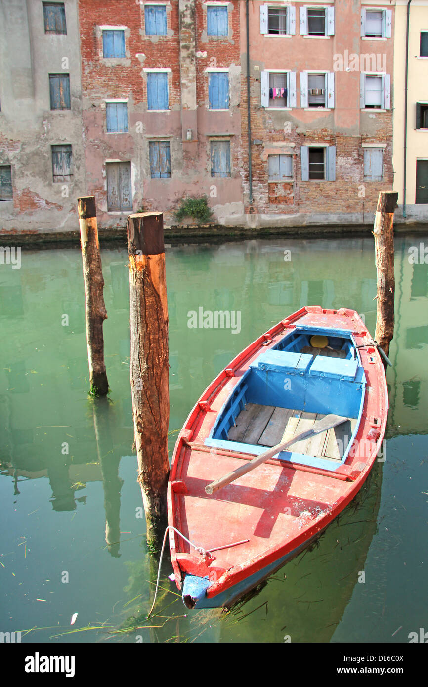 Vecchio rosso barca di legno nel canale di Chioggia, Italia Foto Stock