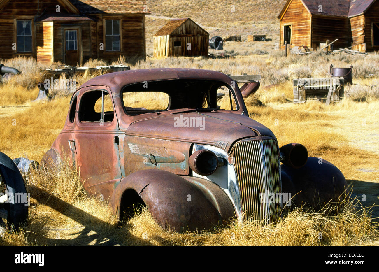 Abbandonato vintage automobile automobile in Gold Rush miniere d'oro città fantasma di Bodie nel nord della California, Stati Uniti d'America Foto Stock