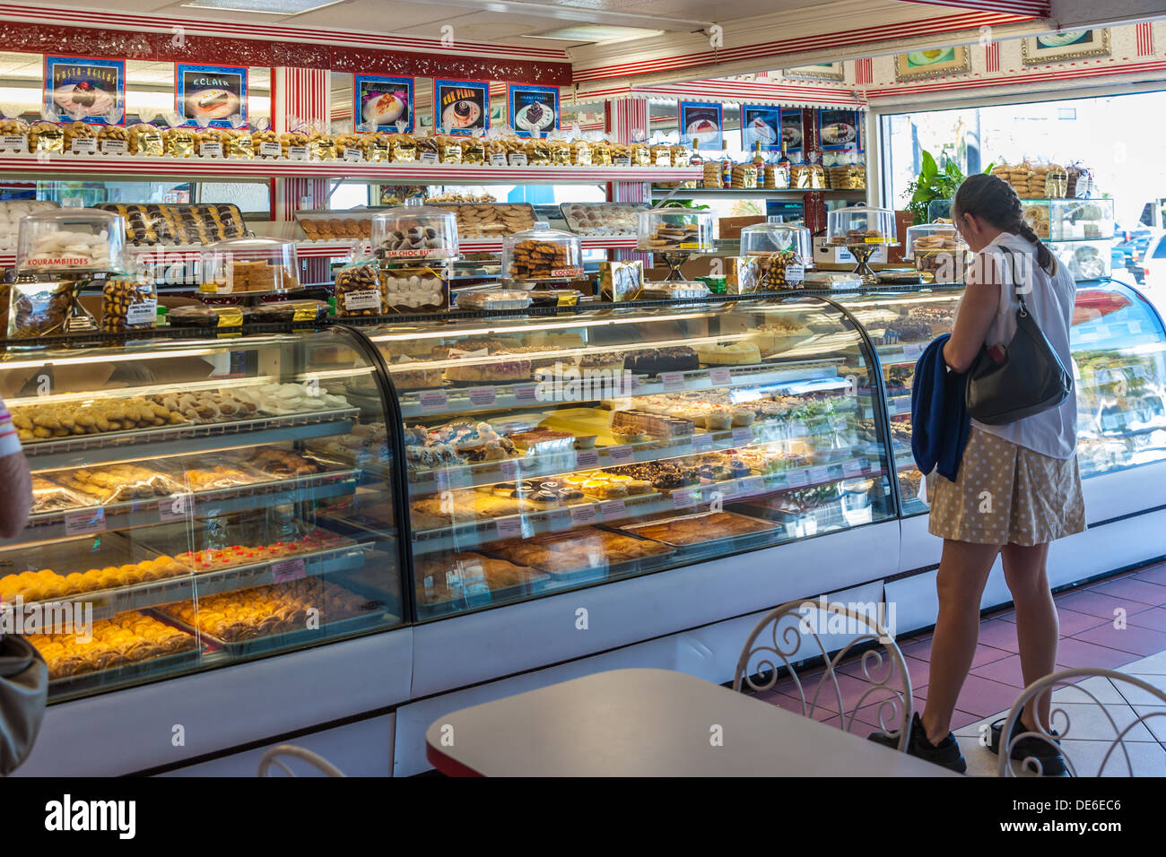 Donna shopping per i dolci a pasta greca negozio specializzato in Tarpon Springs, in Florida Foto Stock Donna shopping per i dolci a pasta greca negozio specializzato in Tarpon Springs, in Florida Foto Stock