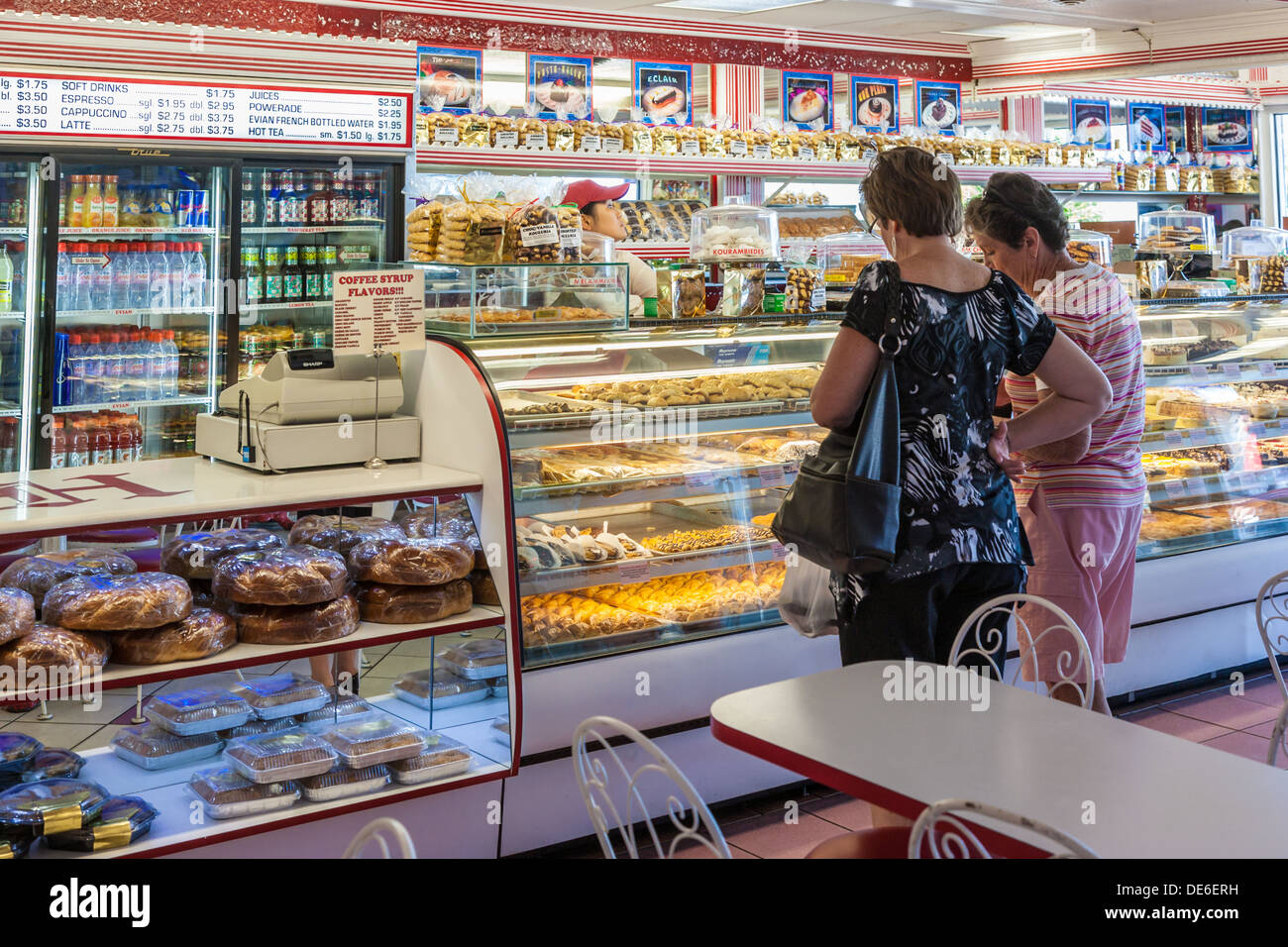 Le donne lo shopping per i dolci a pasta greca negozio specializzato in Tarpon Springs, in Florida Foto Stock Le donne lo shopping per i dolci a pasta greca negozio specializzato in Tarpon Springs, in Florida Foto Stock
