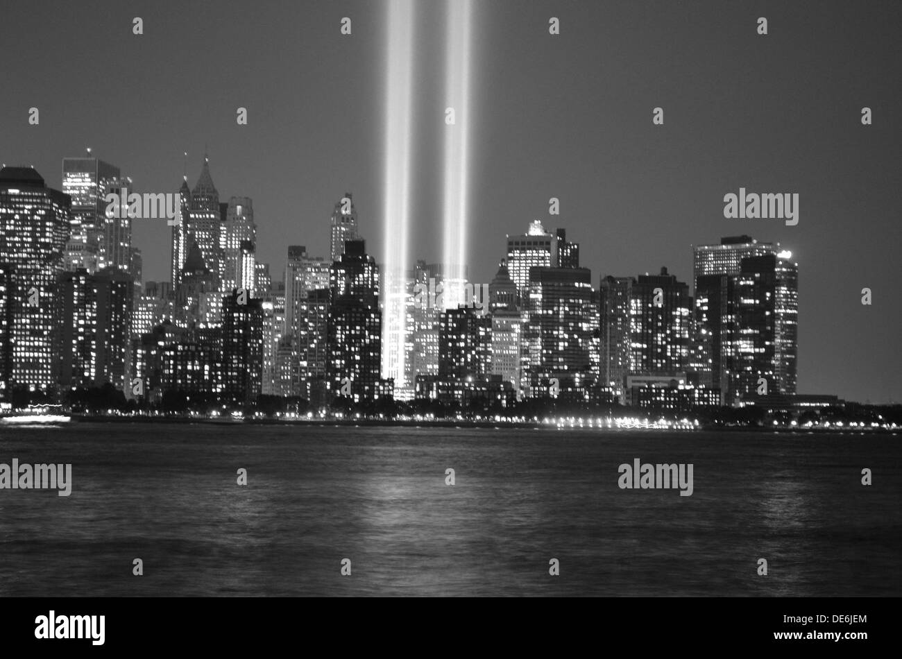 NY, NY, Stati Uniti d'America. Undicesimo Sep, 2013. Omaggio nella marcatura di luce gli attacchi contro il World Trade Center di Manhattan inferiore come si vede dal Fiume Hudson. © Christopher Penler/Alamy Live News Foto Stock