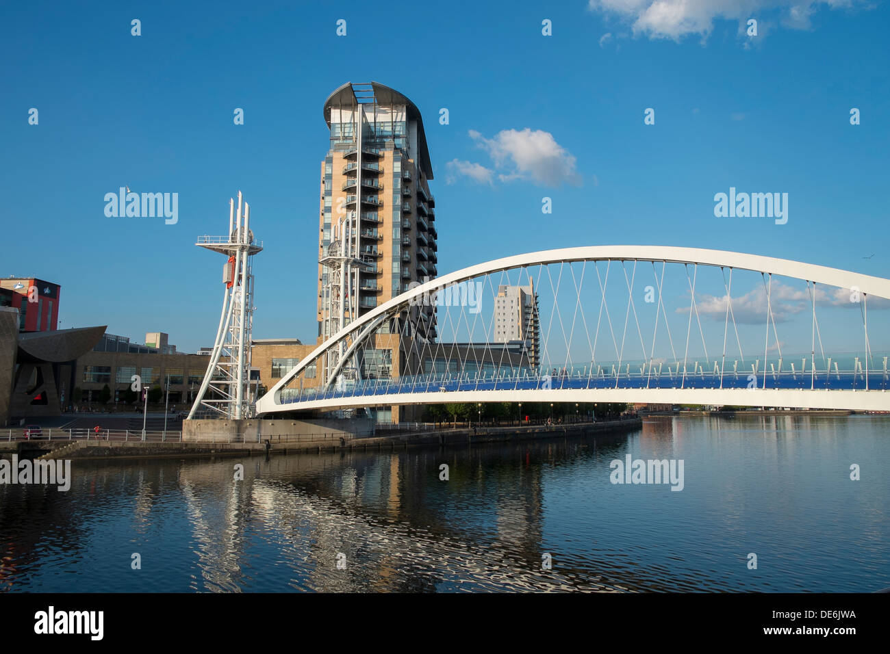 Inghilterra, Greater Manchester, Salford Quays e ponte di Lowry Foto Stock