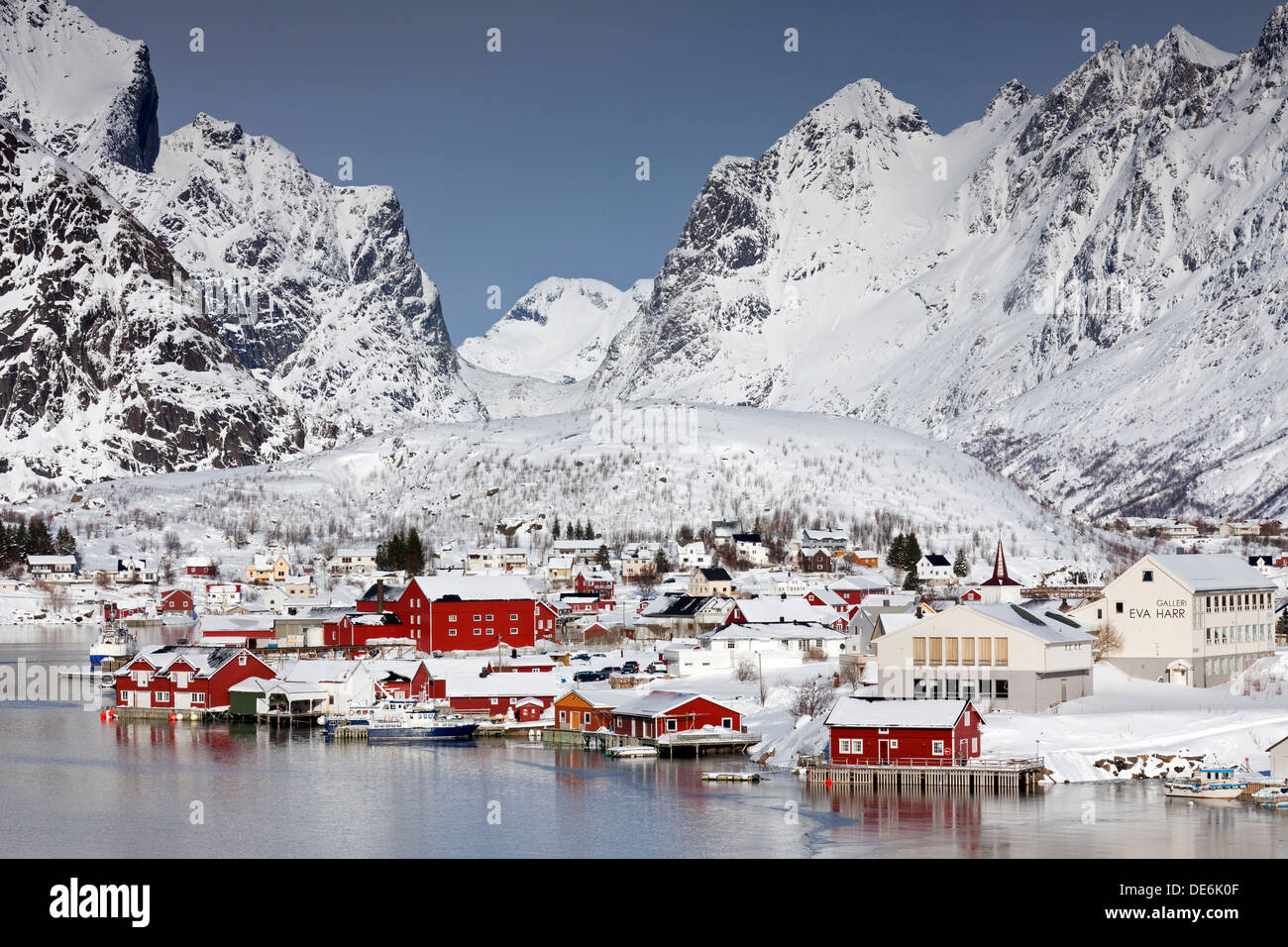 Robur cottages al villaggio di pescatori di Reine nella neve in inverno, Moskenes / Moskenesøya, Isole Lofoten, Nordland, Norvegia Foto Stock