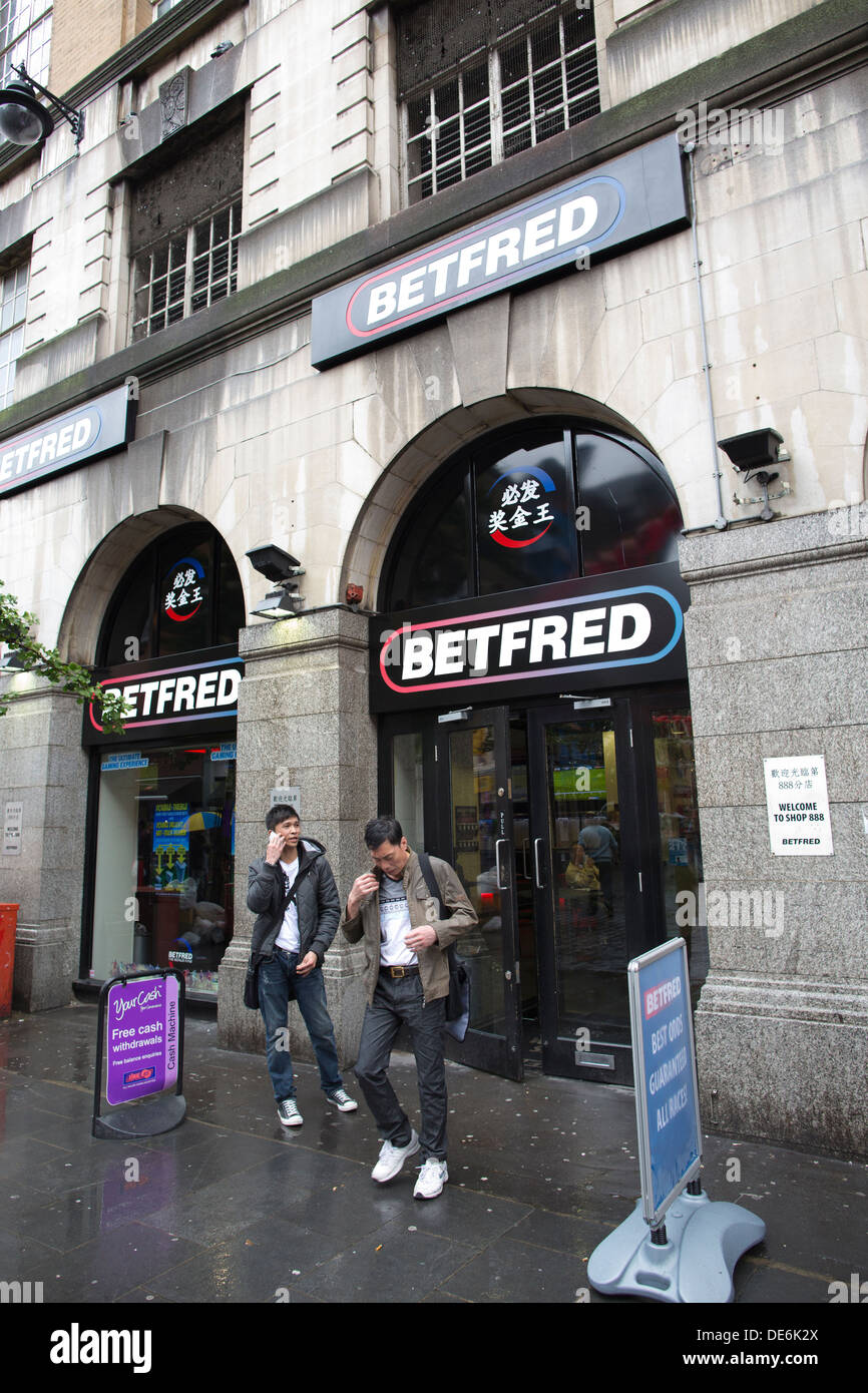 Betfred bookmakers su Gerrard Street a Chinatown, Soho, nel West End di Londra, Inghilterra REGNO UNITO Foto Stock