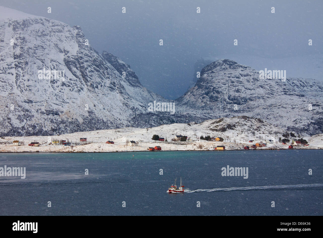 La pesca in barca a vela attraverso la tempesta di neve in inverno, Sundstraumen, Flakstad, Isole Lofoten in Norvegia Foto Stock