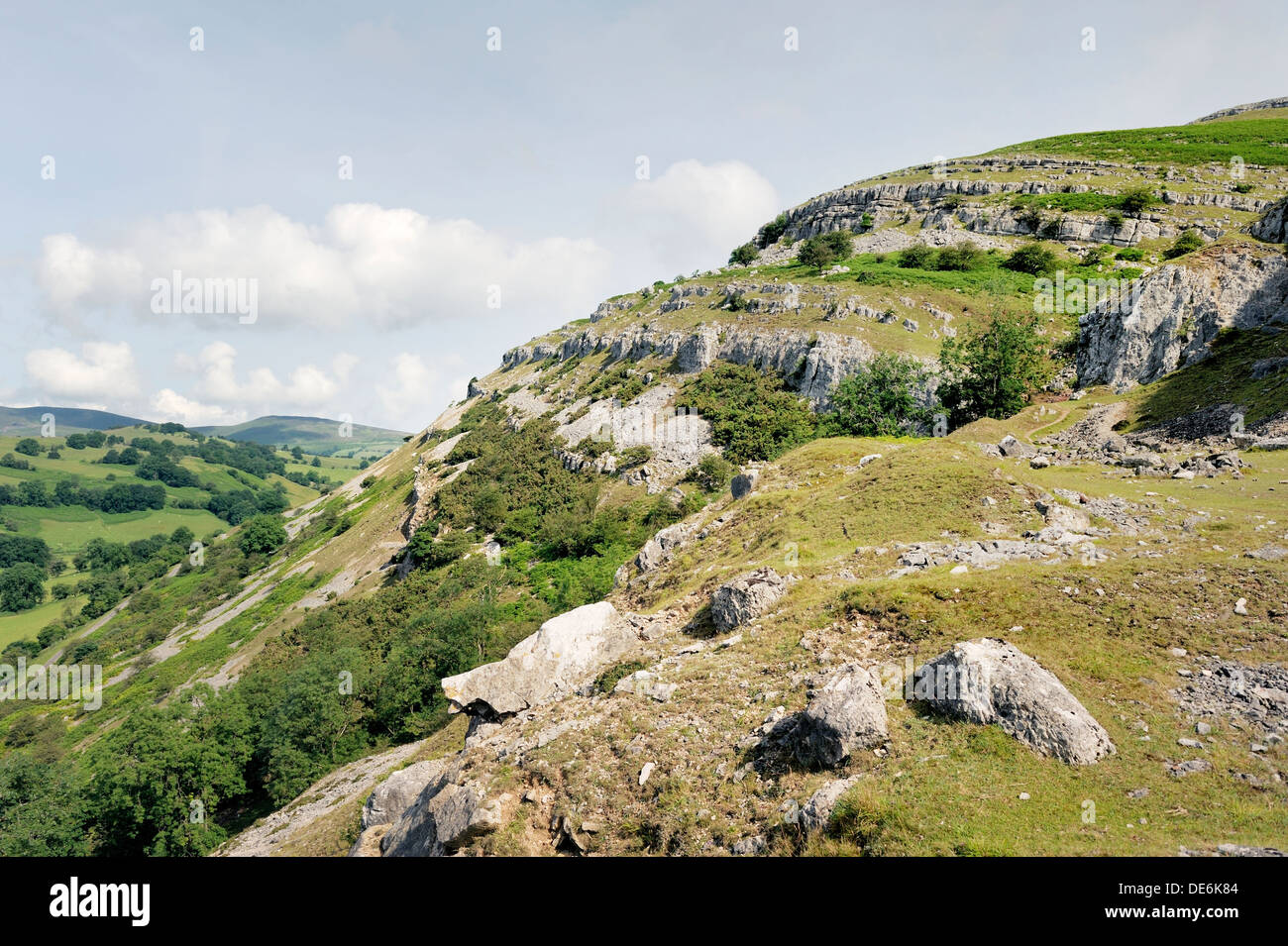 Lllangollen Denbighshire, il Galles del nord. N.W. lungo Creigiau Eglwyseg Trevor rocce calcaree sopra scarpata Afon Eglwyseg valley Foto Stock