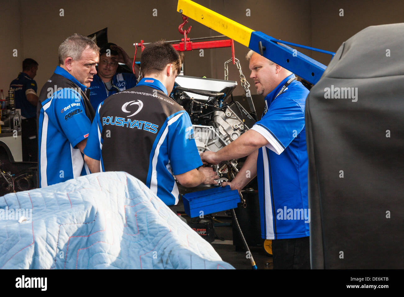 Roush Yates racing meccanica del motore motore preparare al Daytona International Speedway durante il 2012 Rolex 24 a Daytona, Florida Foto Stock