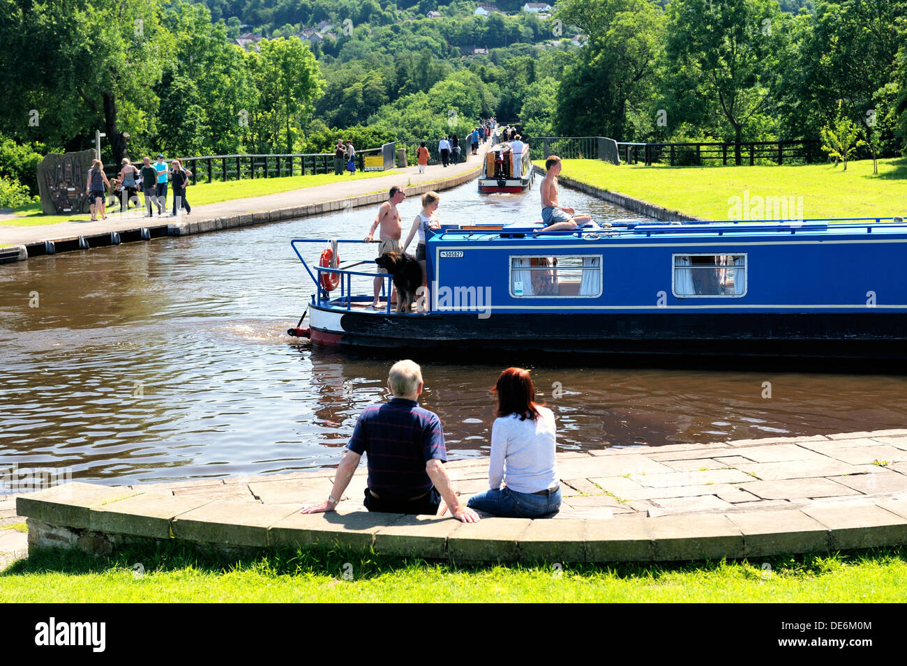 Acquedotto Pontcysyllte finito di 1805 porta battelli a Llangollen Canal oltre il fiume Dee Valley vicino a Wrexham, Wales, Regno Unito Foto Stock