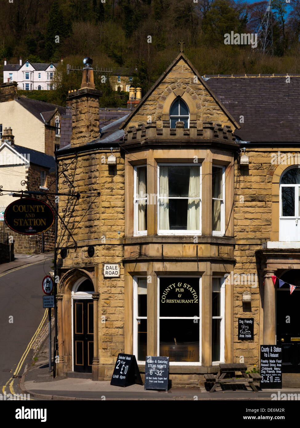 La Contea e la stazione di pub e ristorante in Matlock Bath spa resort villaggio nel Derbyshire Dales Peak District Inghilterra REGNO UNITO Foto Stock