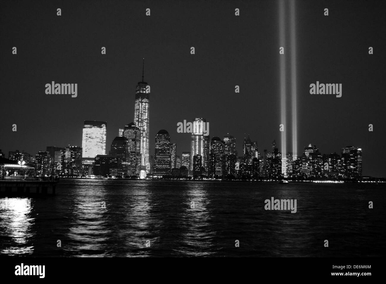 NY, NY, Stati Uniti d'America. 11 Settembre, 2013. World Trade Center una torre e il tributo in luce in Manhattan inferiore lungo il fiume Hudson. © Christopher Penler/Alamy Live News Foto Stock
