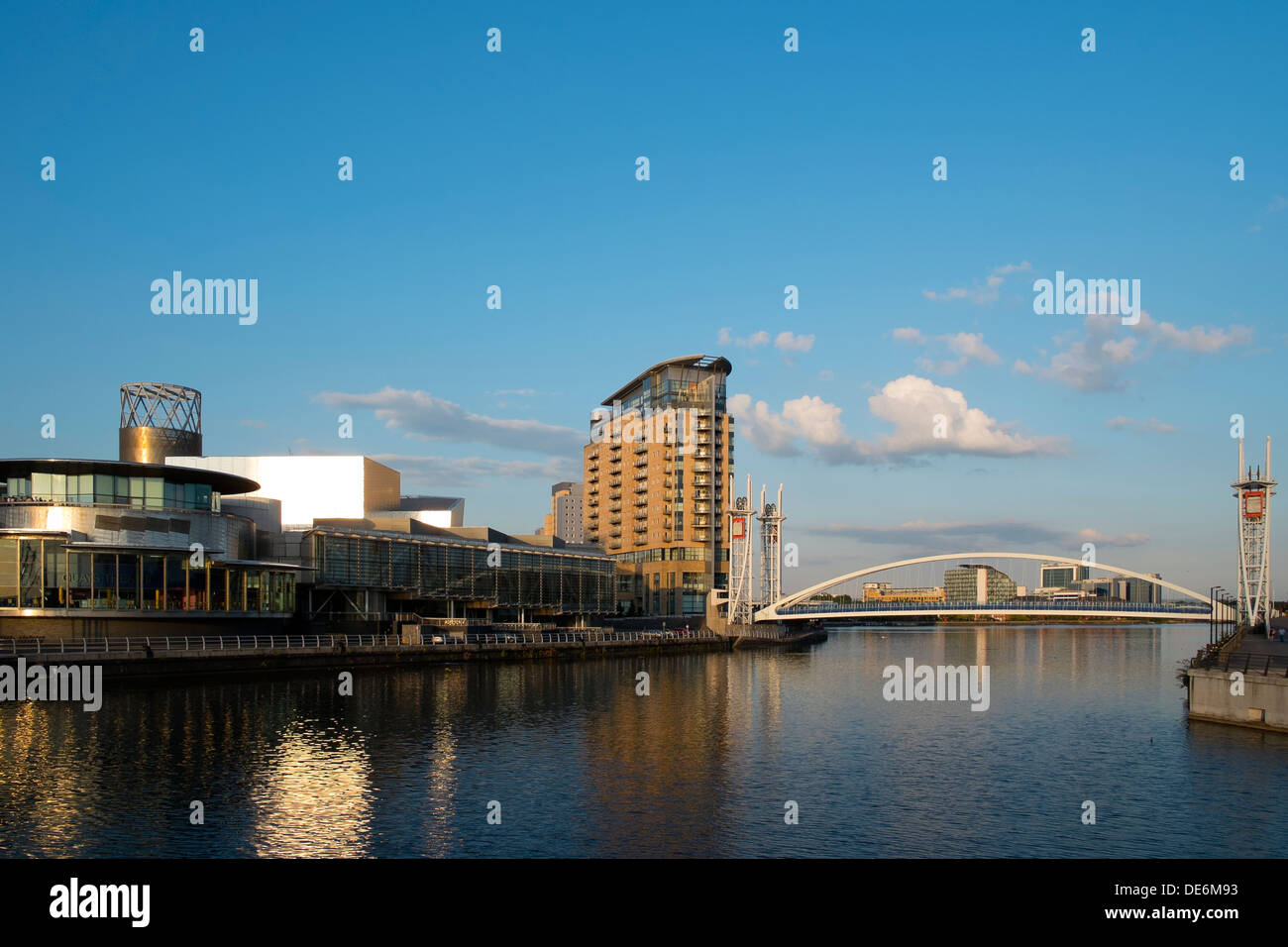 Inghilterra, Greater Manchester, Salford Quays, Lowry Theatre e ponte in tarda serata luce Foto Stock