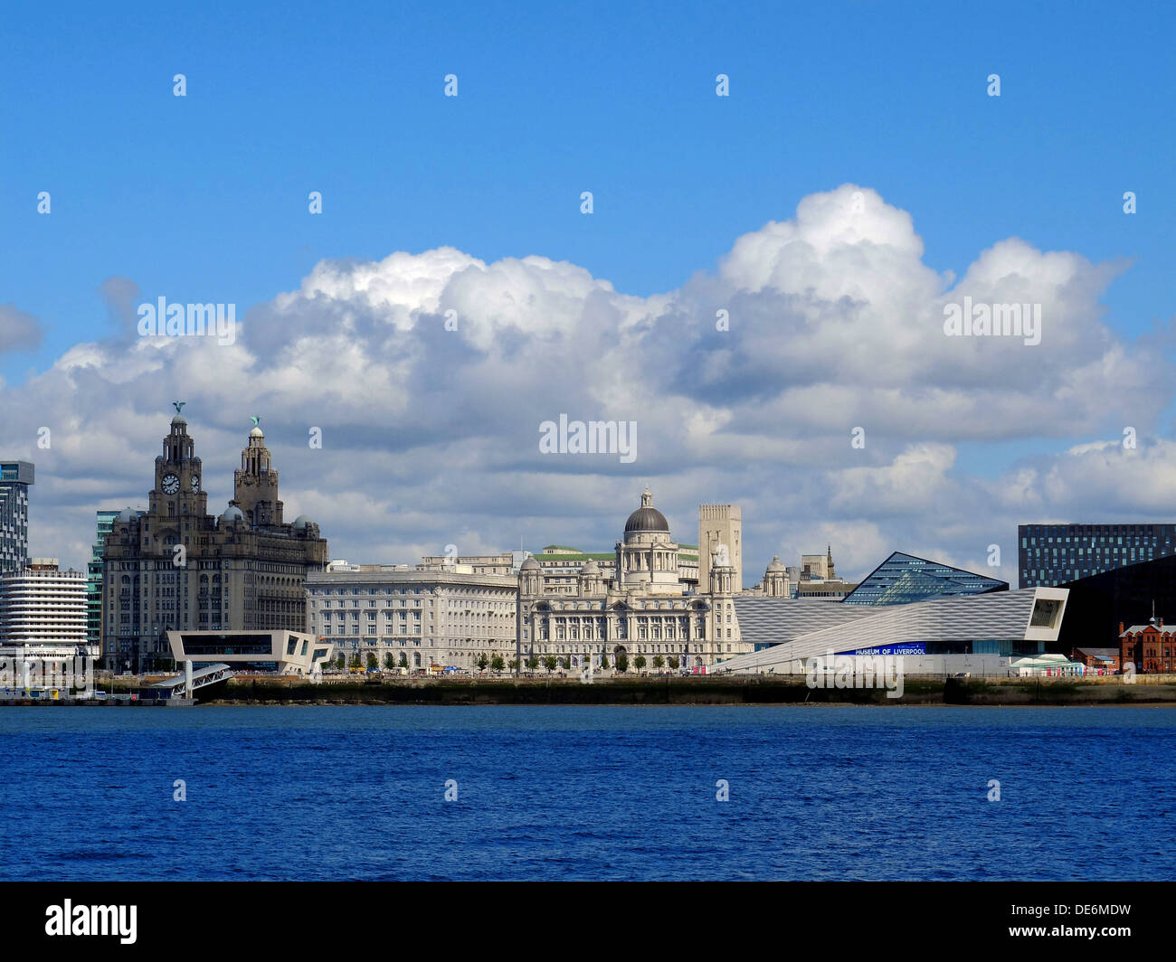 Inghilterra, Liverpool, vista da Mersey verso il lungomare Foto Stock