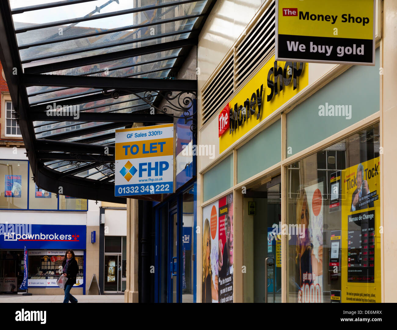 Negozio di denaro pawnbrokers in Derby city centre DERBYSHIRE REGNO UNITO Inghilterra dove molte società di prestito hanno aperto durante la recessione Foto Stock