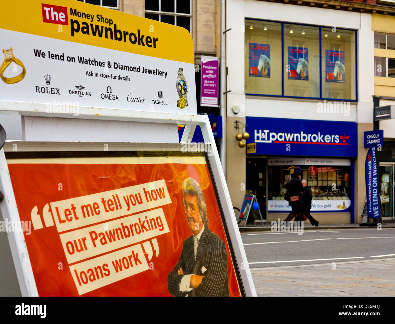 Negozio di denaro pawnbrokers in Derby city centre DERBYSHIRE REGNO UNITO Inghilterra dove molte società di prestito hanno aperto durante la recessione Foto Stock