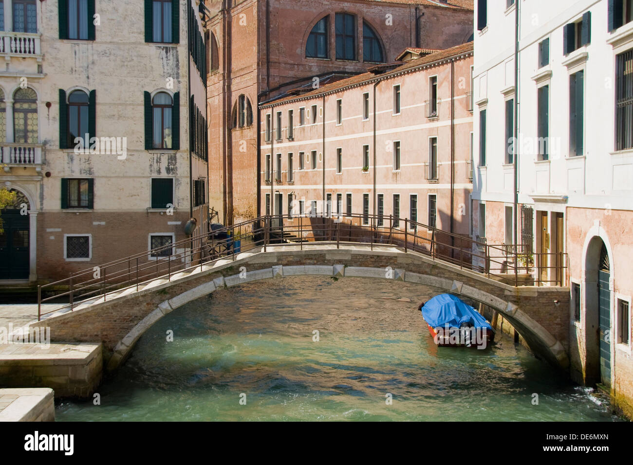 Piccolo ponte nel Sestiere di Castello, Venezia, Italia. Foto Stock