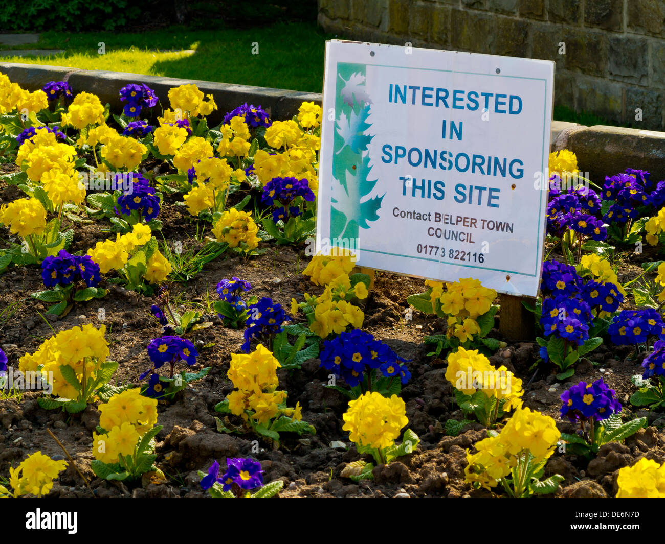 Sponsorizzato il consiglio comunale letto floreale con messaggio accattivante per la sponsorizzazione a Belper Derbyshire England Regno Unito Foto Stock
